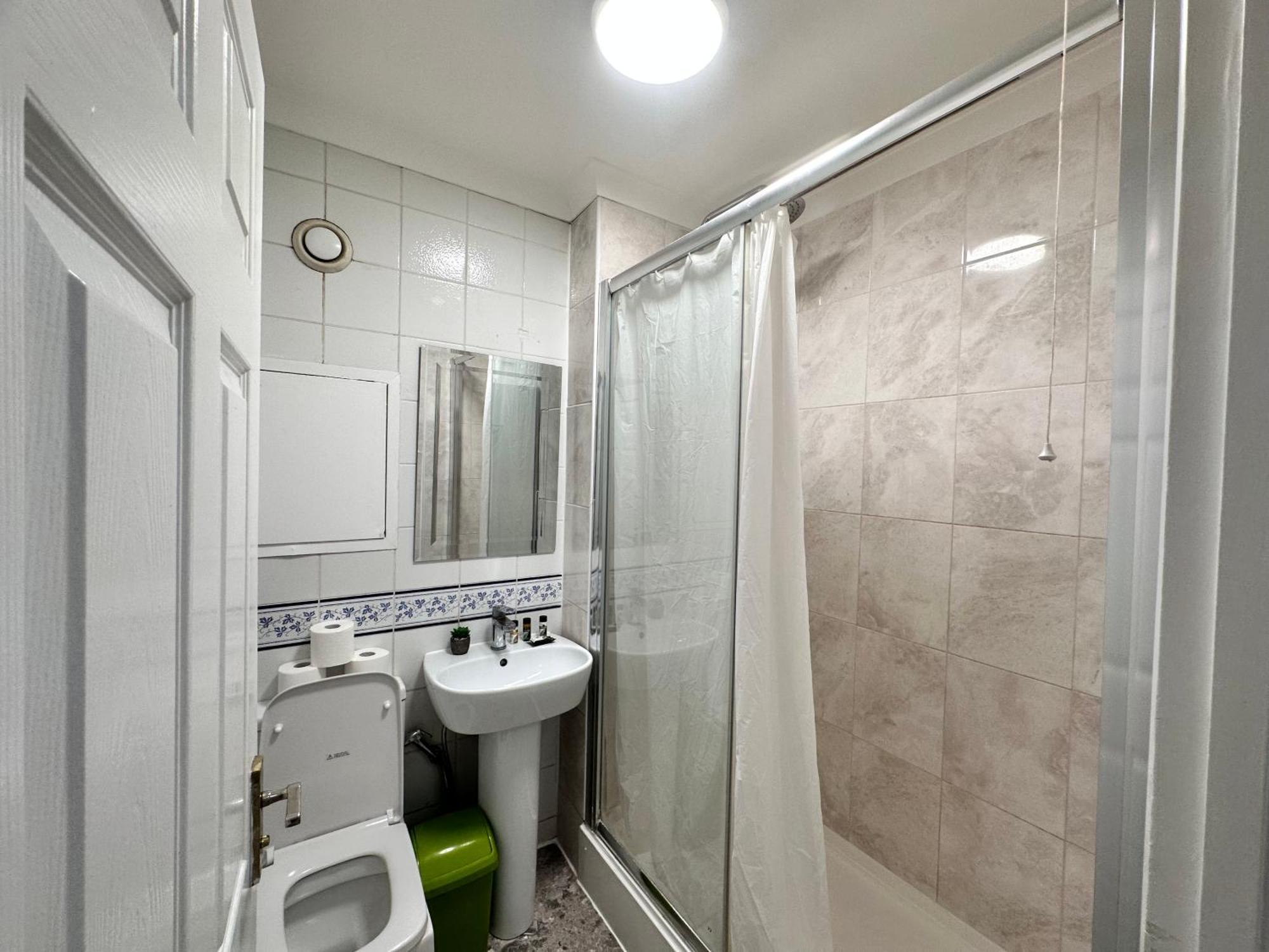 Posh 2-Bedroom, Living Room, Kitchen & 1.5 Bathroom Londres Extérieur photo